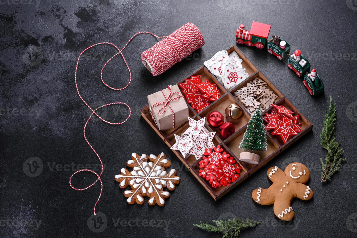 Weihnachtsschmuck für Weihnachtsbäume und Lebkuchen foto