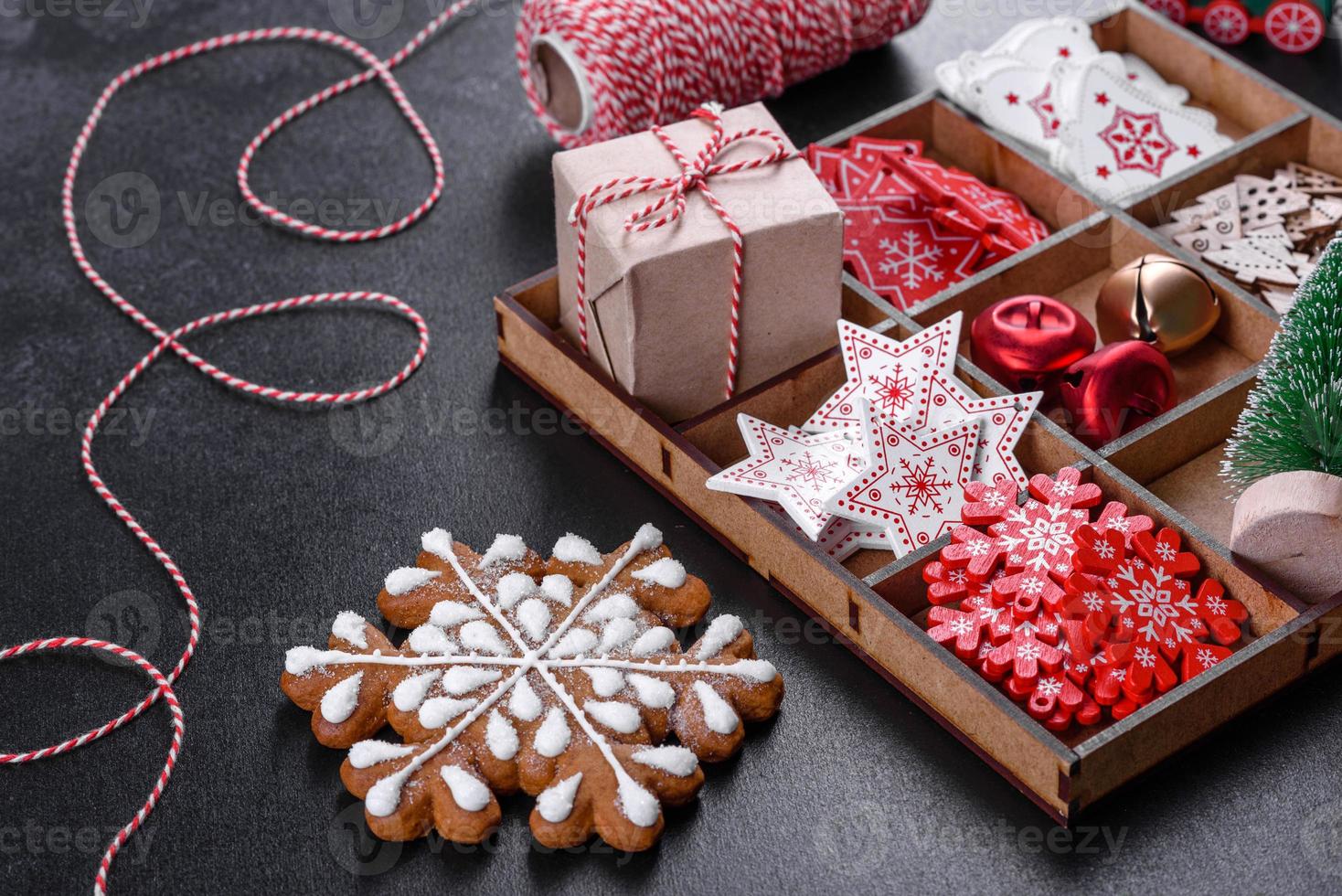 Weihnachtsschmuck für Weihnachtsbäume und Lebkuchen foto