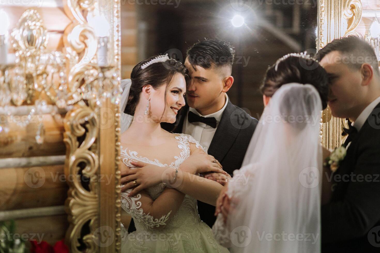 Porträt von ein glücklich Braut und Bräutigam im das Halle von ein modern Hotel in der Nähe von ein Spiegel. Winter Hochzeit. foto