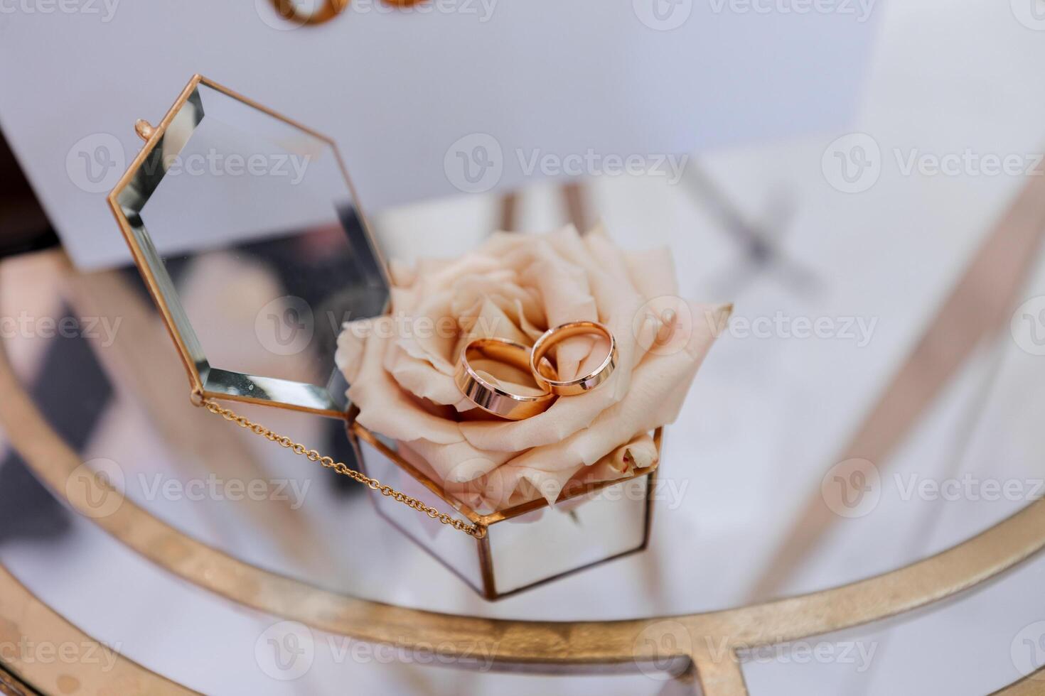 luxuriös, elegant Dekoration zum das Hochzeit Rezeption, Blume Kompositionen zum das Hochzeit Foto Zone, dekoriert mit Blumen zum das Braut Prisidium