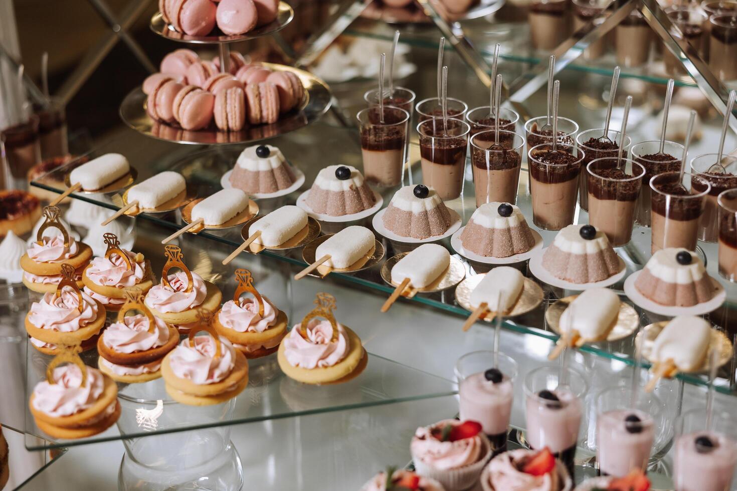 Mandel Kekse und verschiedene Süss Kuchen zum ein Hochzeit Bankett. ein köstlich Rezeption, ein luxuriös Zeremonie. Tabelle mit Süßigkeiten und Nachspeisen. köstlich bunt Französisch Nachspeisen auf ein Teller oder Tisch. foto