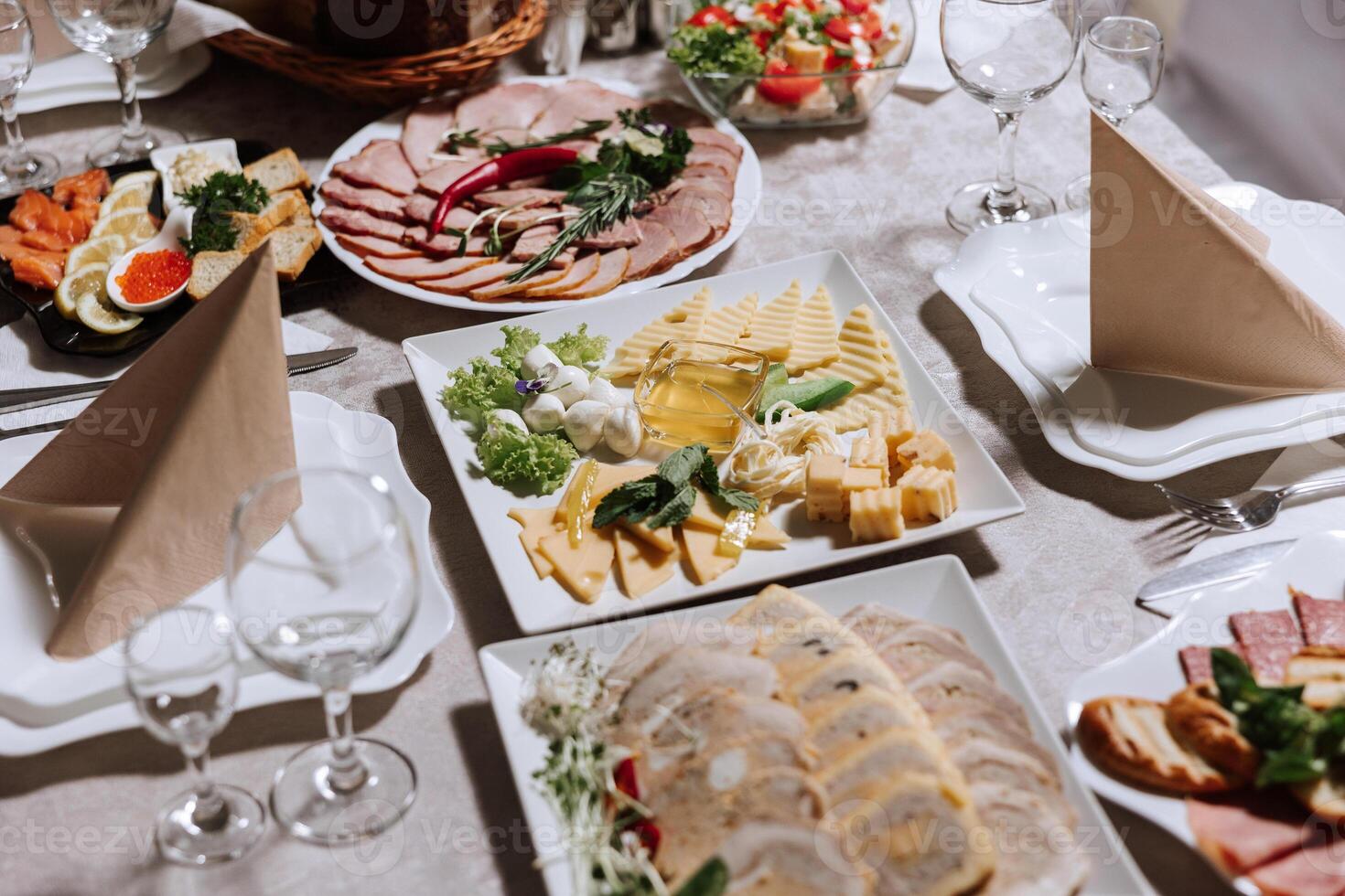 oben Aussicht von ein schön dekoriert Tabelle mit köstlich Lebensmittel. alles ist bereit zum Mittagessen oder Abendessen mit köstlich Snacks und ein gemütlich Atmosphäre. foto