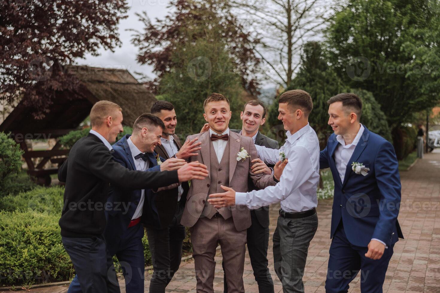 heiter, jung, energisch Zeugen von das Bräutigam Nächster zu das Bräutigam. freunde gratulieren das Bräutigam. Bräutigam und seine komisch freunde haben Spaß auf das Hochzeit Tag von das Jungvermählten. foto