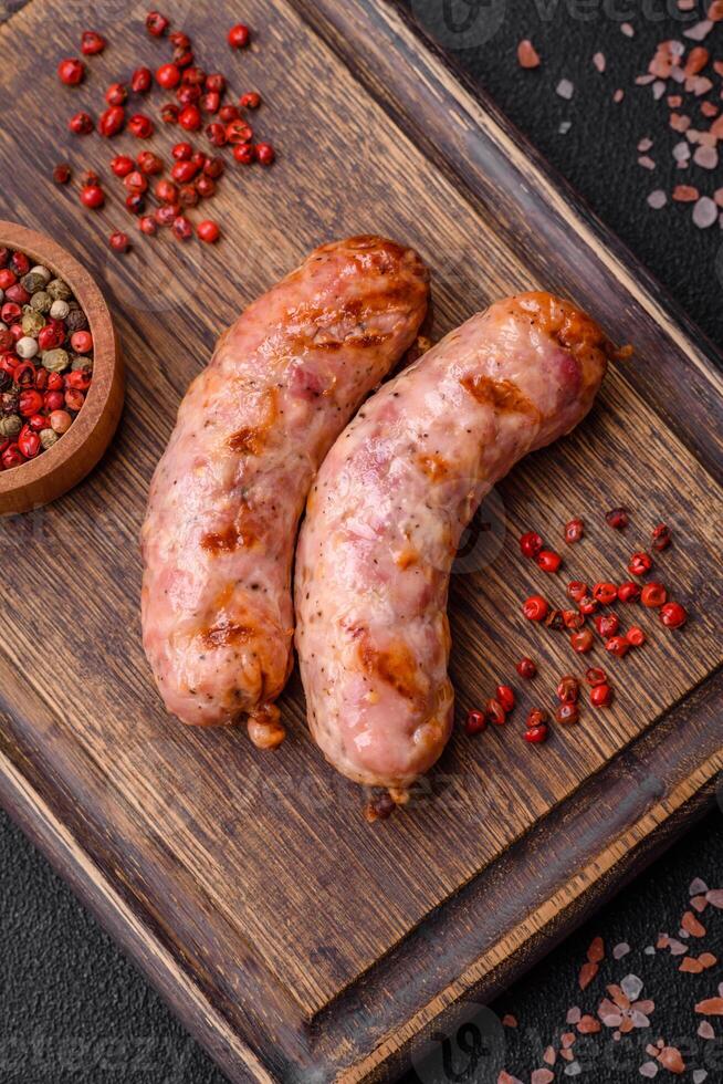 köstlich gegrillt Hähnchen oder Schweinefleisch Würste mit Salz- und Gewürze foto