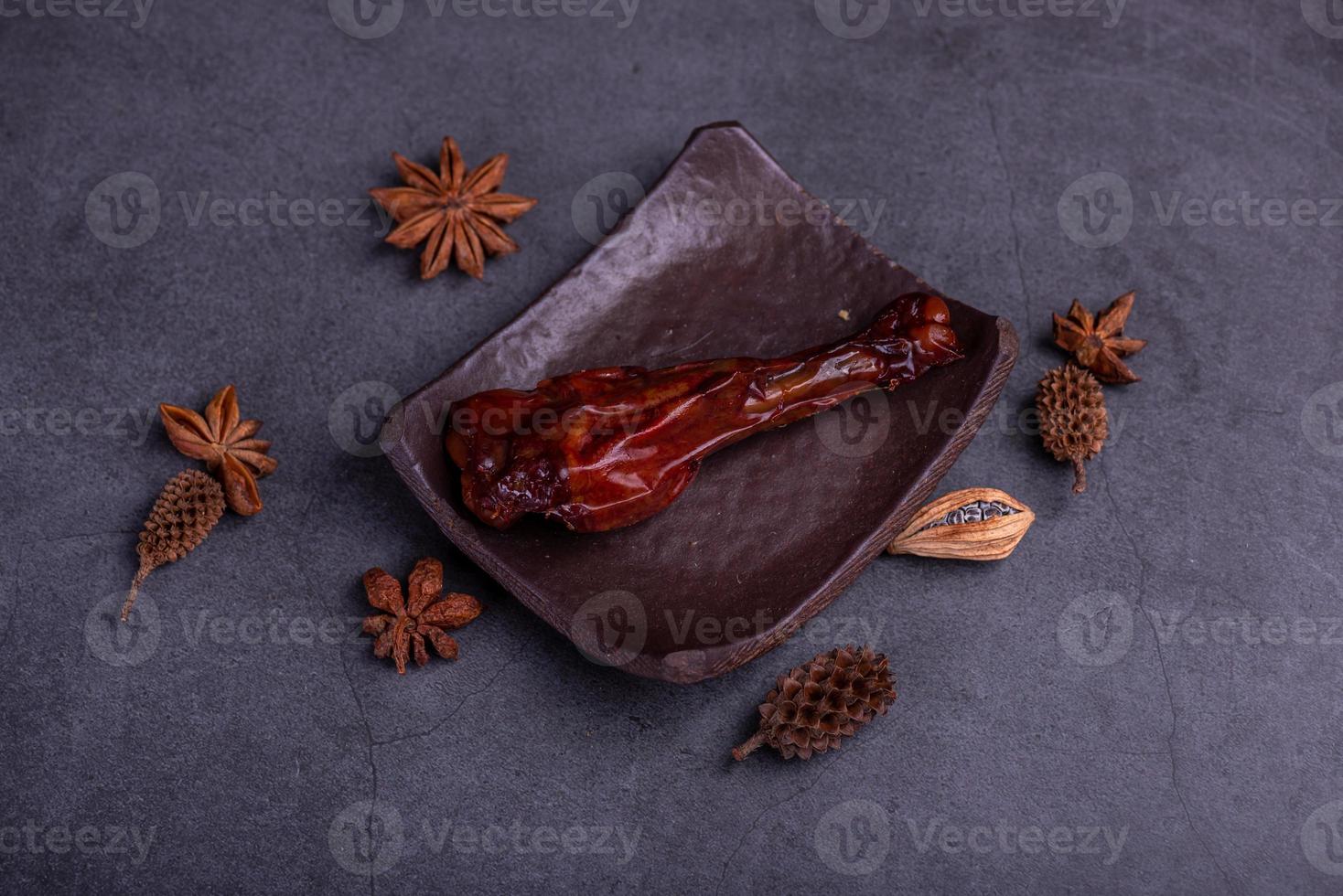 marinierte Hähnchenschenkel auf einem Teller in dunklem Hintergrund foto