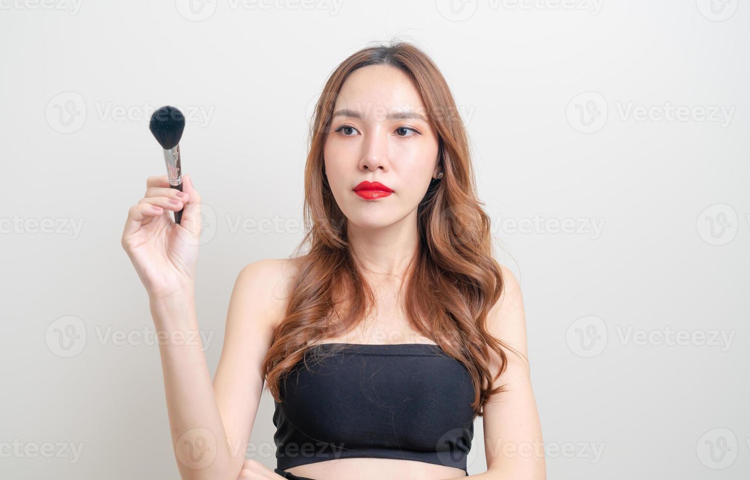 Porträt schöne Frau mit Make-up-Pinsel foto