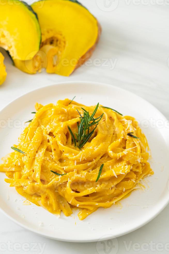 Fettuccine-Nudeln mit Butternut-Kürbis-Sahnesauce foto