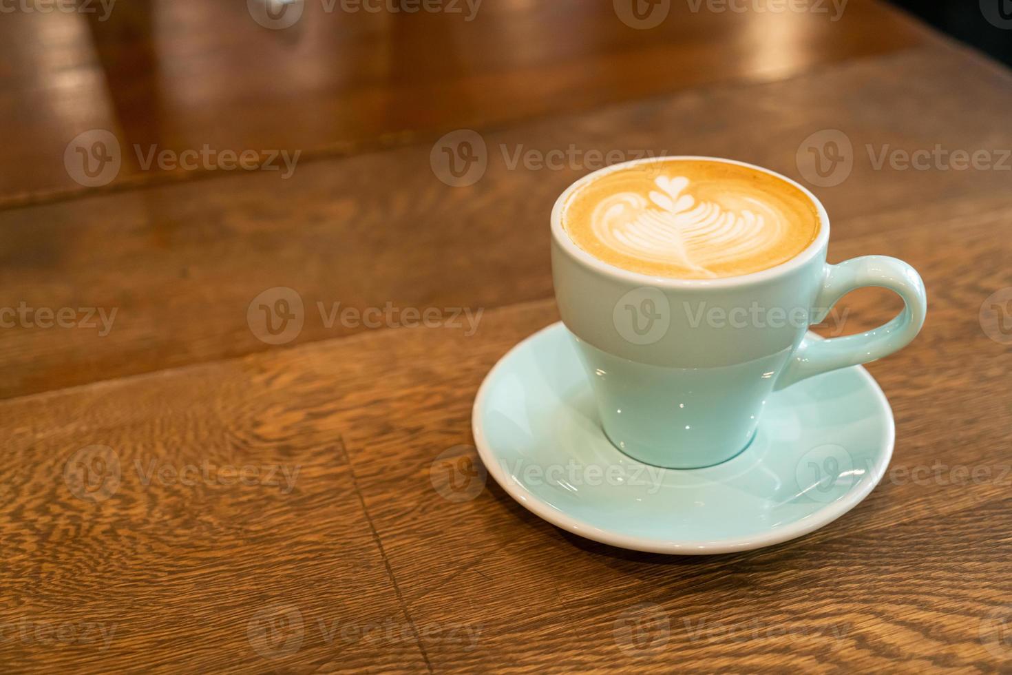 heiße Latte Kaffeetasse auf dem Tisch foto