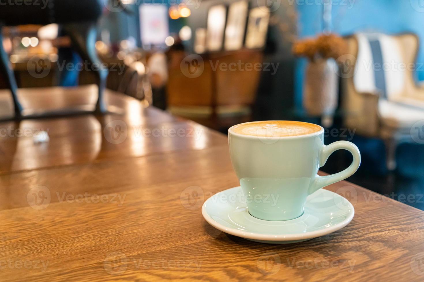 heiße Latte Kaffeetasse auf dem Tisch foto