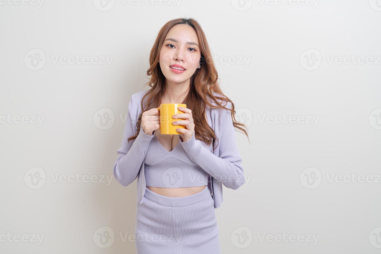 Porträt schöne asiatische Frau mit Kaffeetasse oder Tasse foto