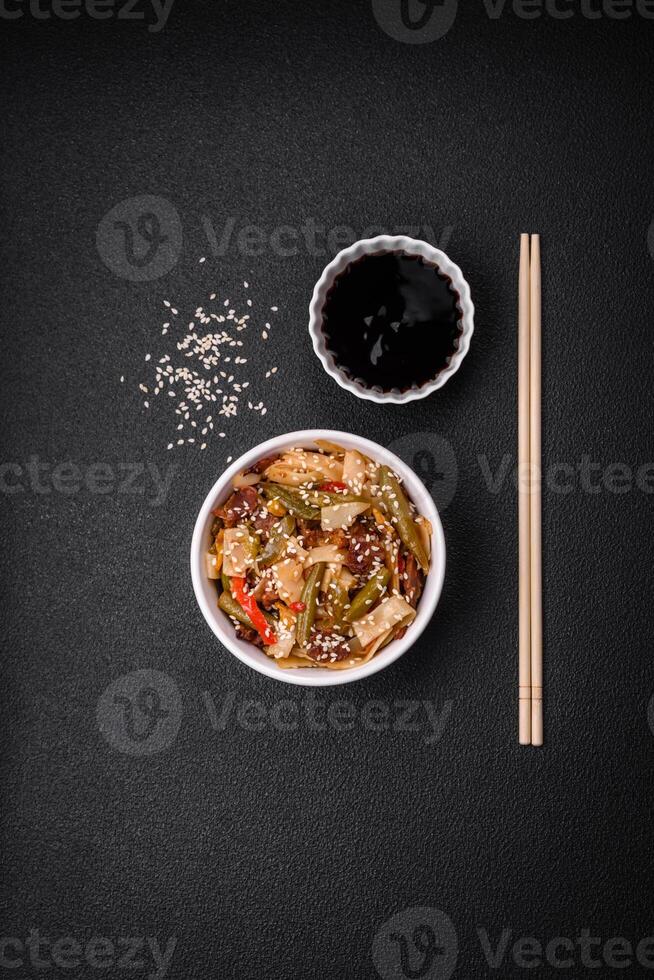 köstlich asiatisch Gericht Udon mit heiß Pfeffer, Grün Bohnen, Gewürze und Kräuter foto