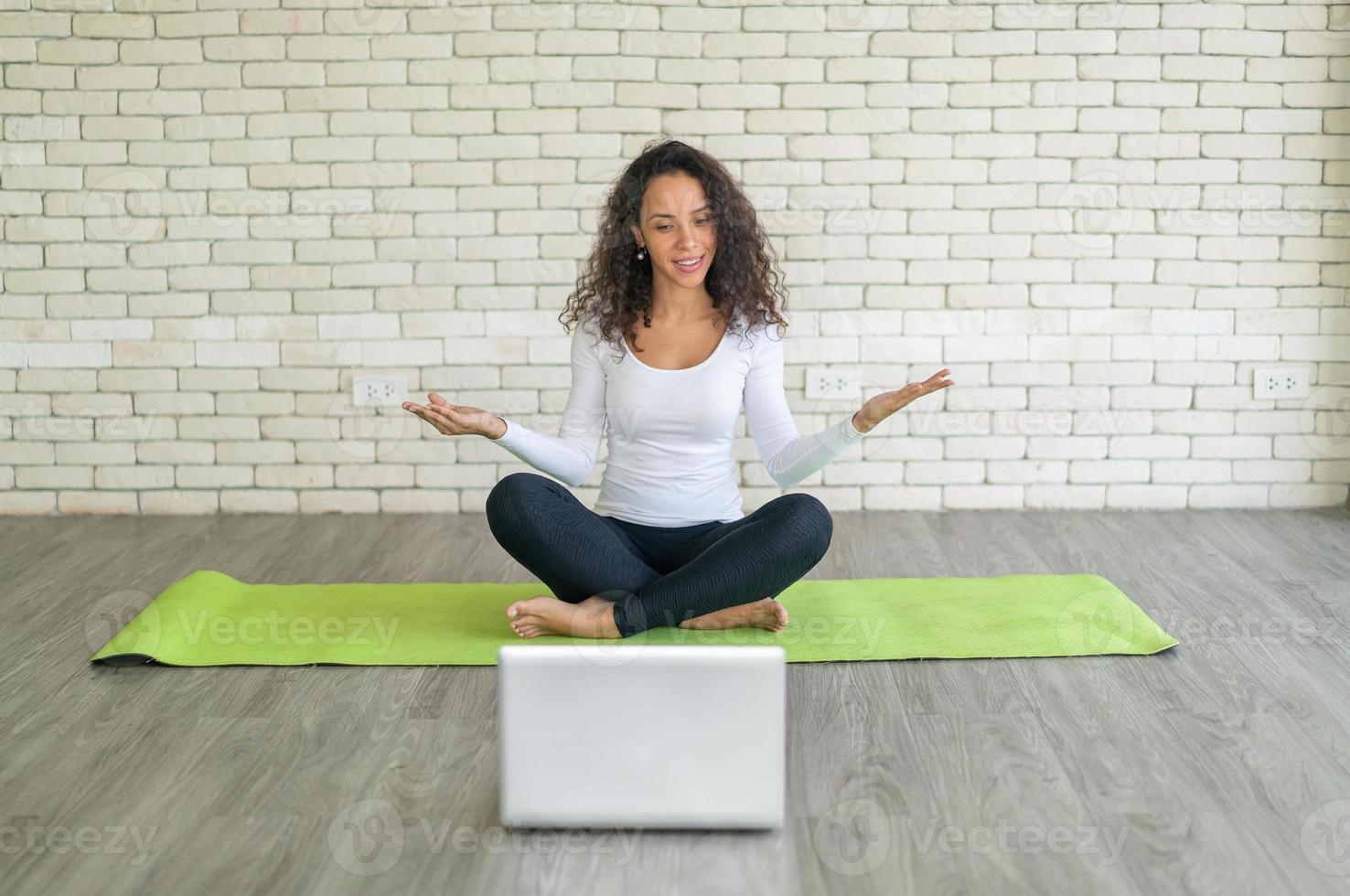 lateinische frau, die yoga online unterrichtet foto