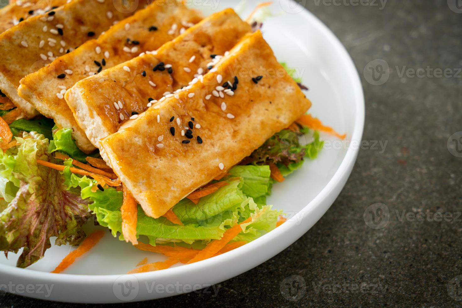 Teriyaki-Tofu-Salat mit Sesam foto