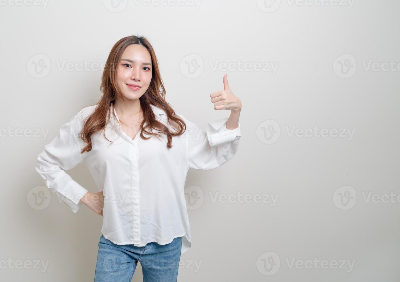 Porträt schöne Frau mit Hand zeigen ok oder Handzeichen zustimmen foto