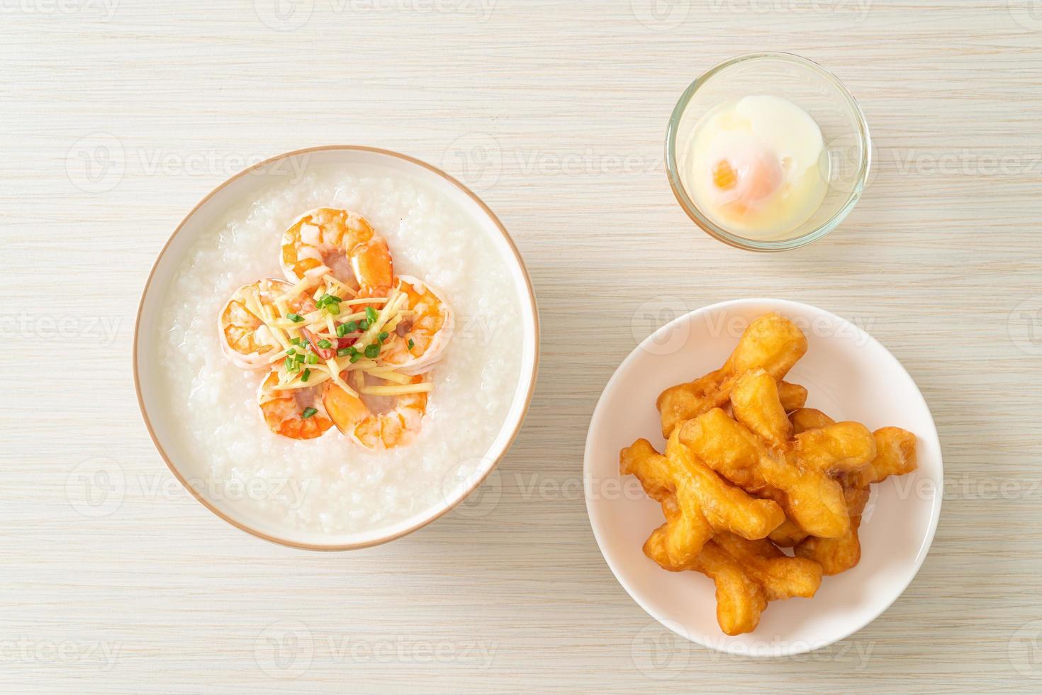 Congee mit Garnelen und frischem Ingwer foto