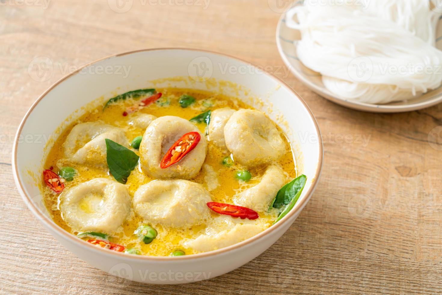 grüne Currysuppe mit Fischbällchen foto