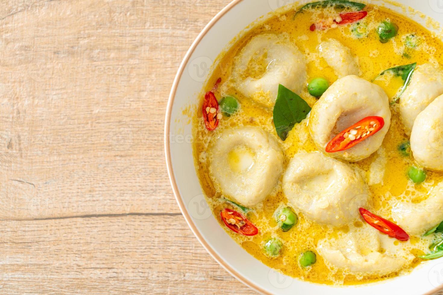 grüne Currysuppe mit Fischbällchen foto