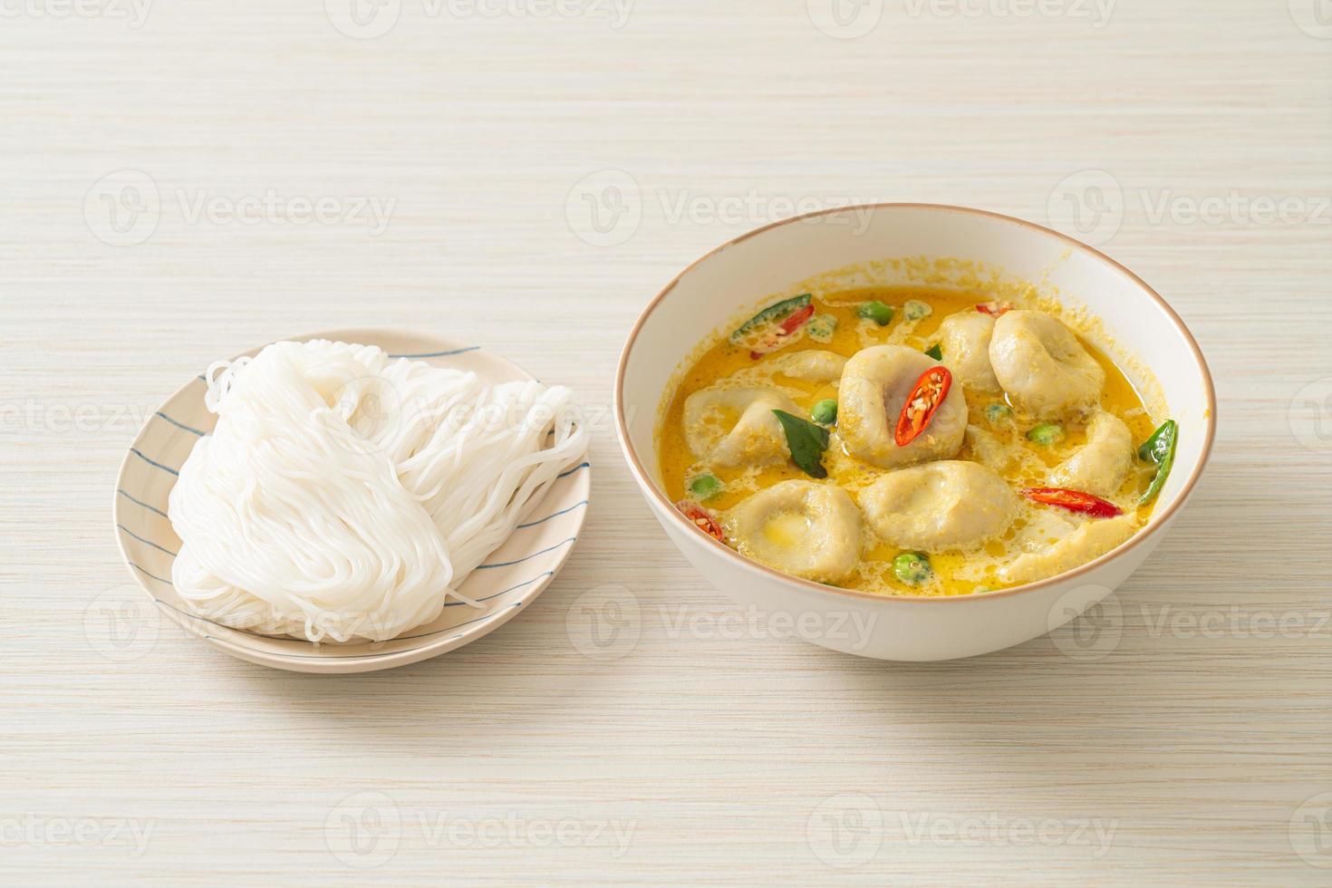 grüne Currysuppe mit Fischbällchen foto