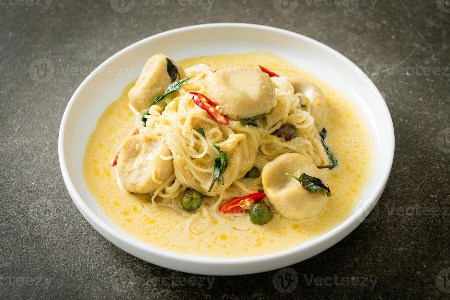 Reisnudeln mit grünem Curry und Fischbällchen foto