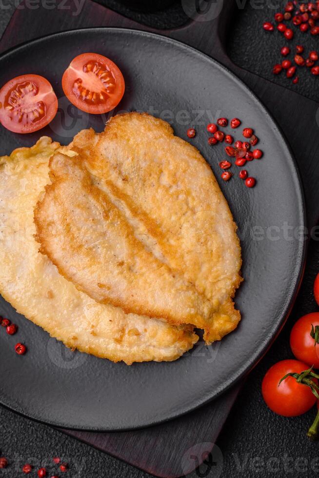 köstlich angeschlagen Hähnchen Brust Koteletts mit Salz, Gewürze und Kräuter foto