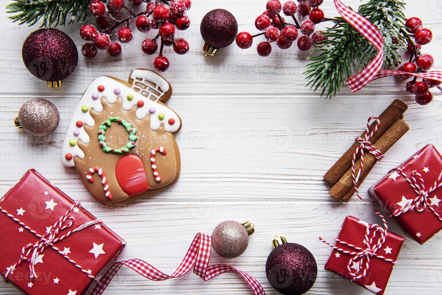 Weihnachtslebkuchen mit Weihnachtsschmuck auf weißem Holztisch foto