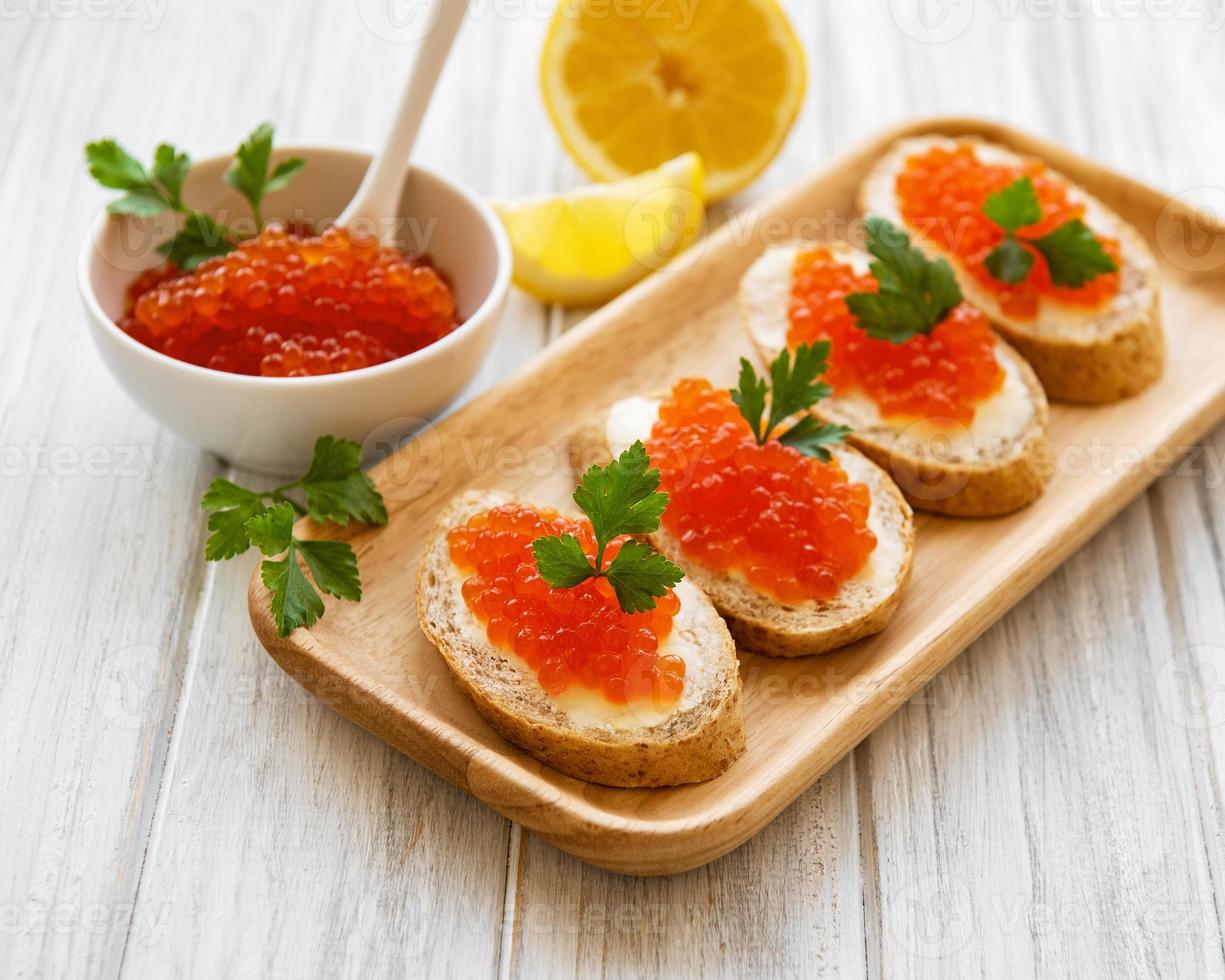roter Kaviar und Sandwiches foto