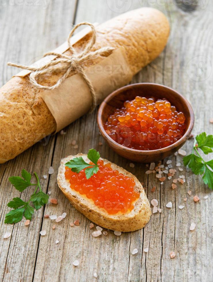 roter Kaviar und Sandwiches foto