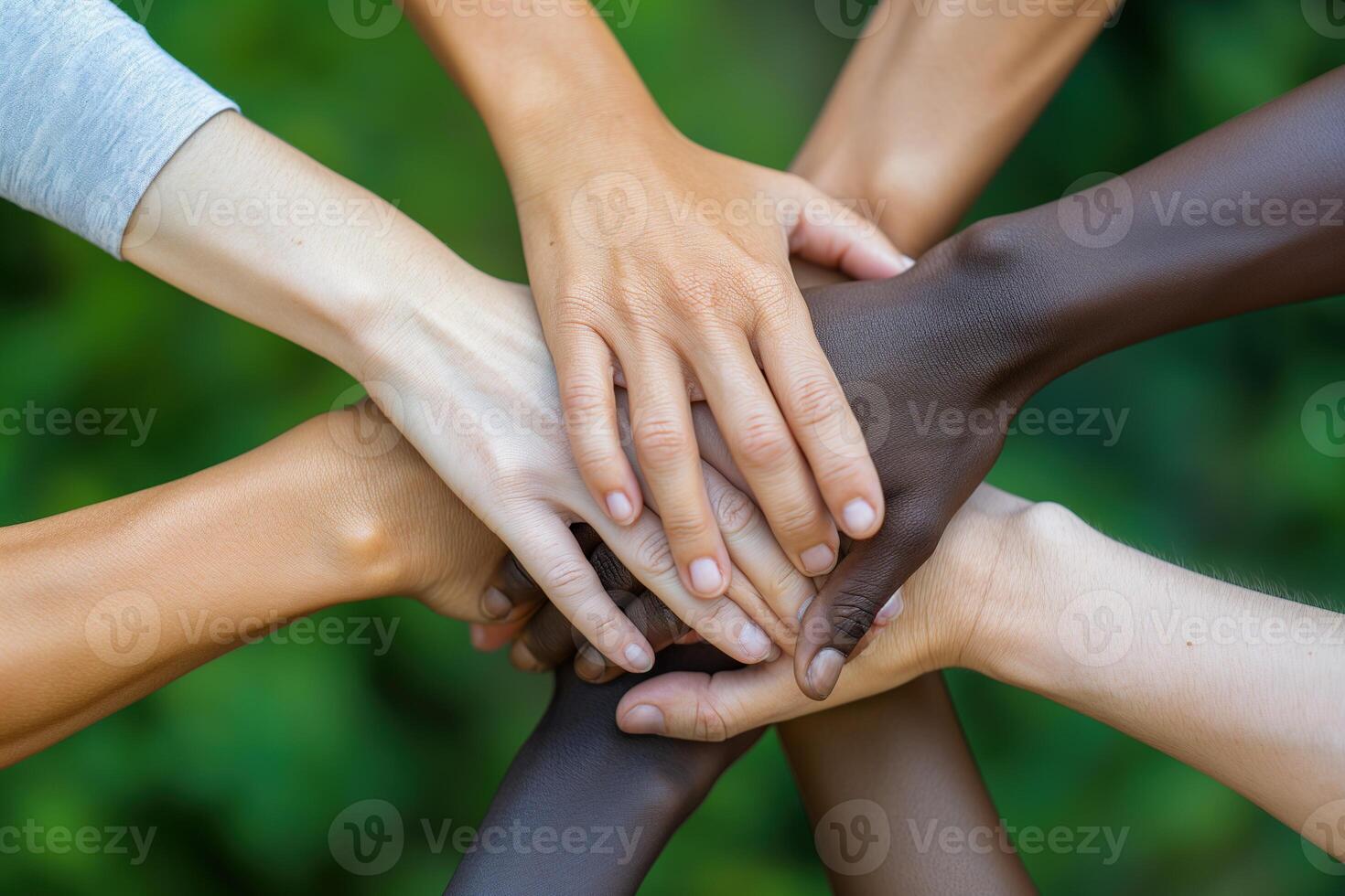 ai generiert ein mächtig Bild von Einheit mit vielfältig Hände trat bei zusammen Über ein Grün natürlich Hintergrund. Mannschaft Arbeit zusammen Konzept. foto