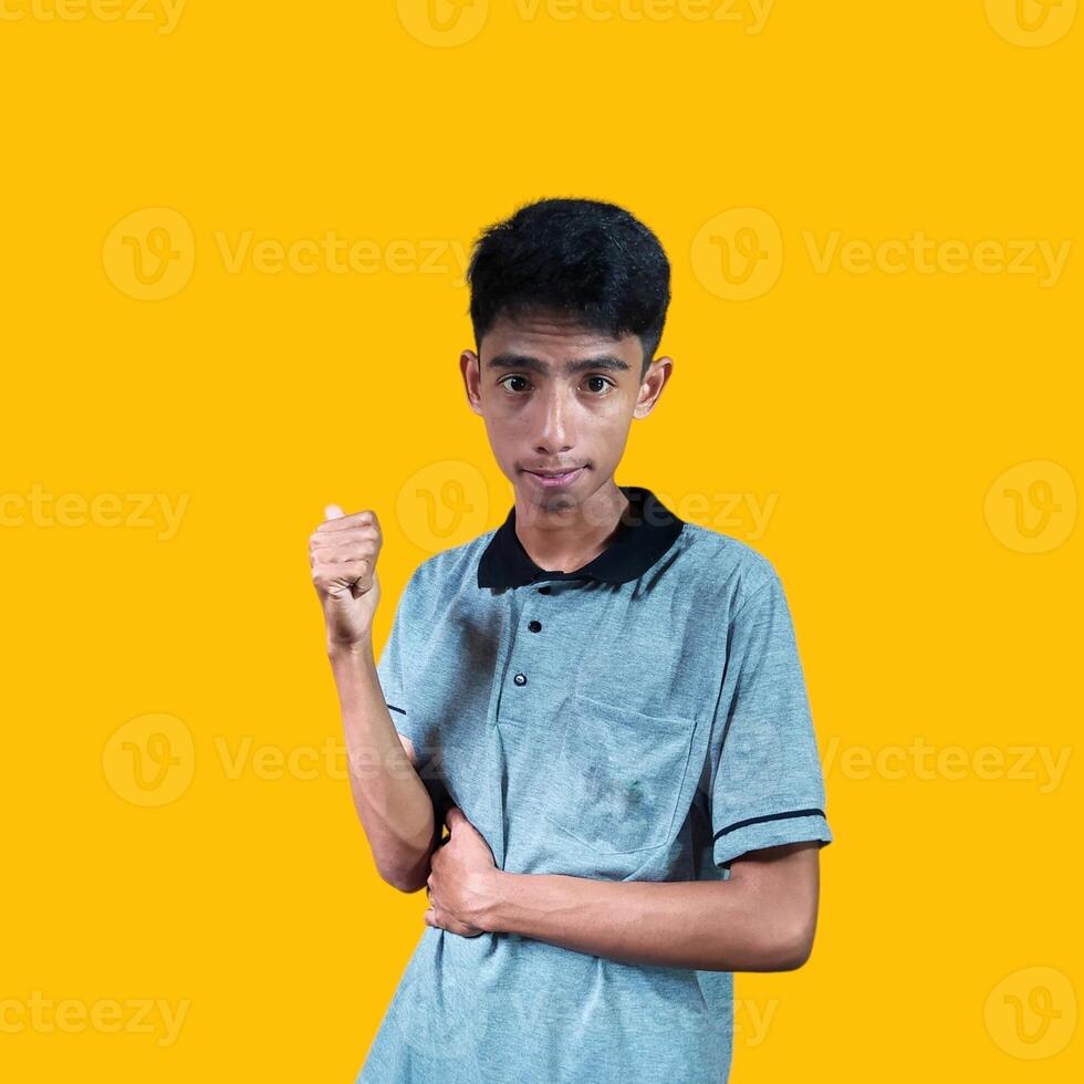 jung asiatisch Mann gestikulieren okay tragen grau T-Shirt, isoliert Gelb Hintergrund. foto