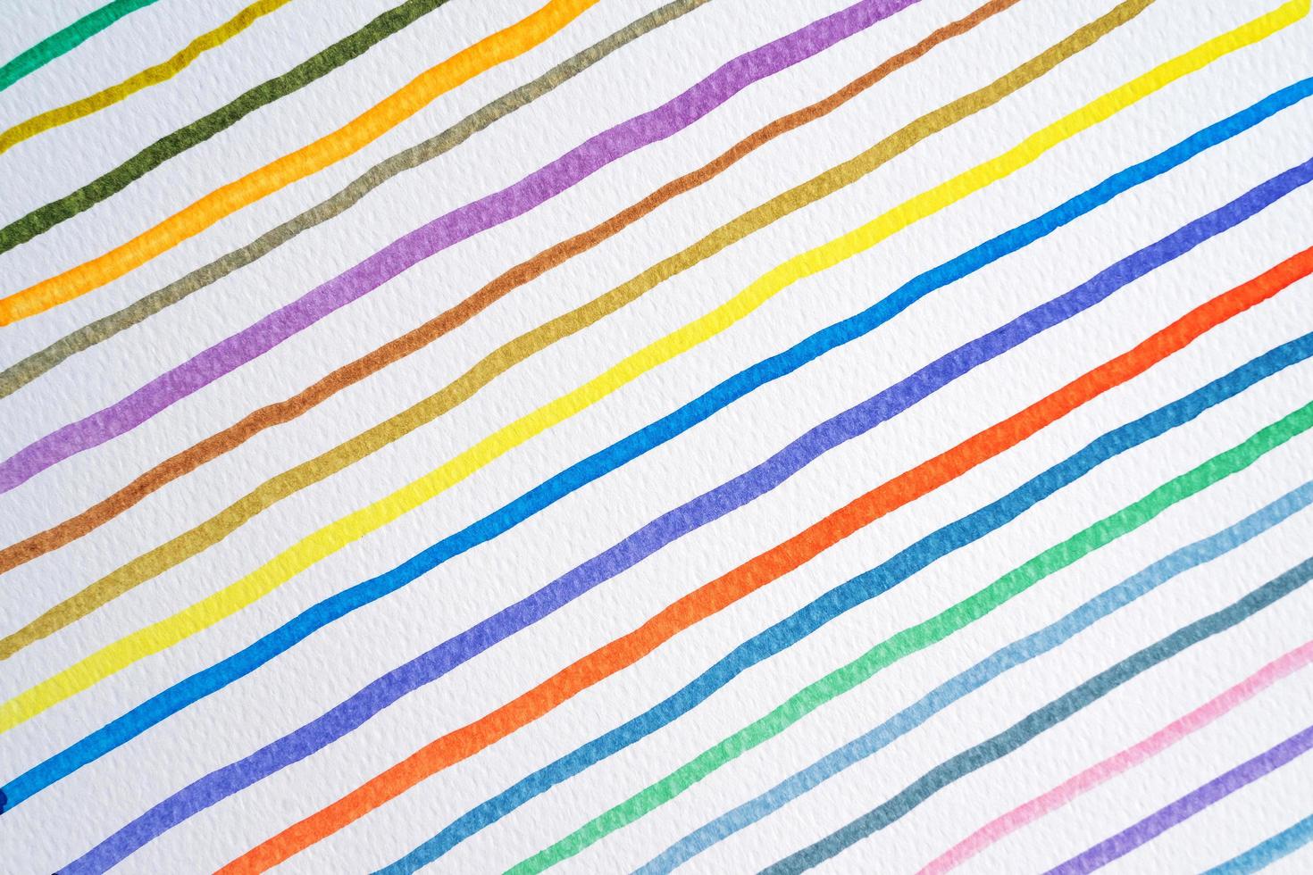 abstrakte Aquarelllinien Musterhintergrund. buntes Aquarell malte Pinselstriche auf weiß. foto
