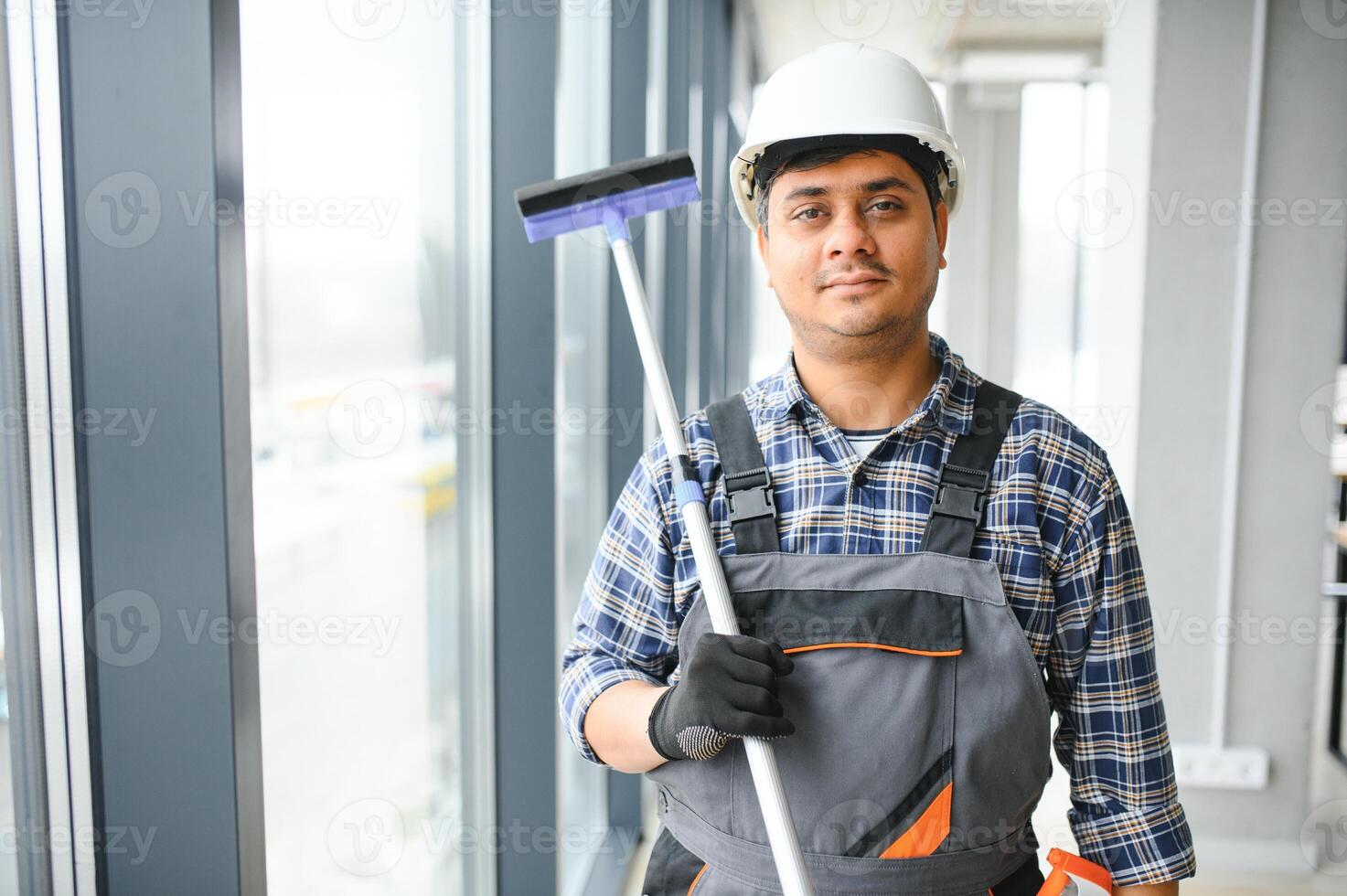 männlich Fachmann Reinigung Bedienung Arbeiter reinigt das Fenster und Geschäft Fenster von ein Geschäft mit Besondere Ausrüstung foto