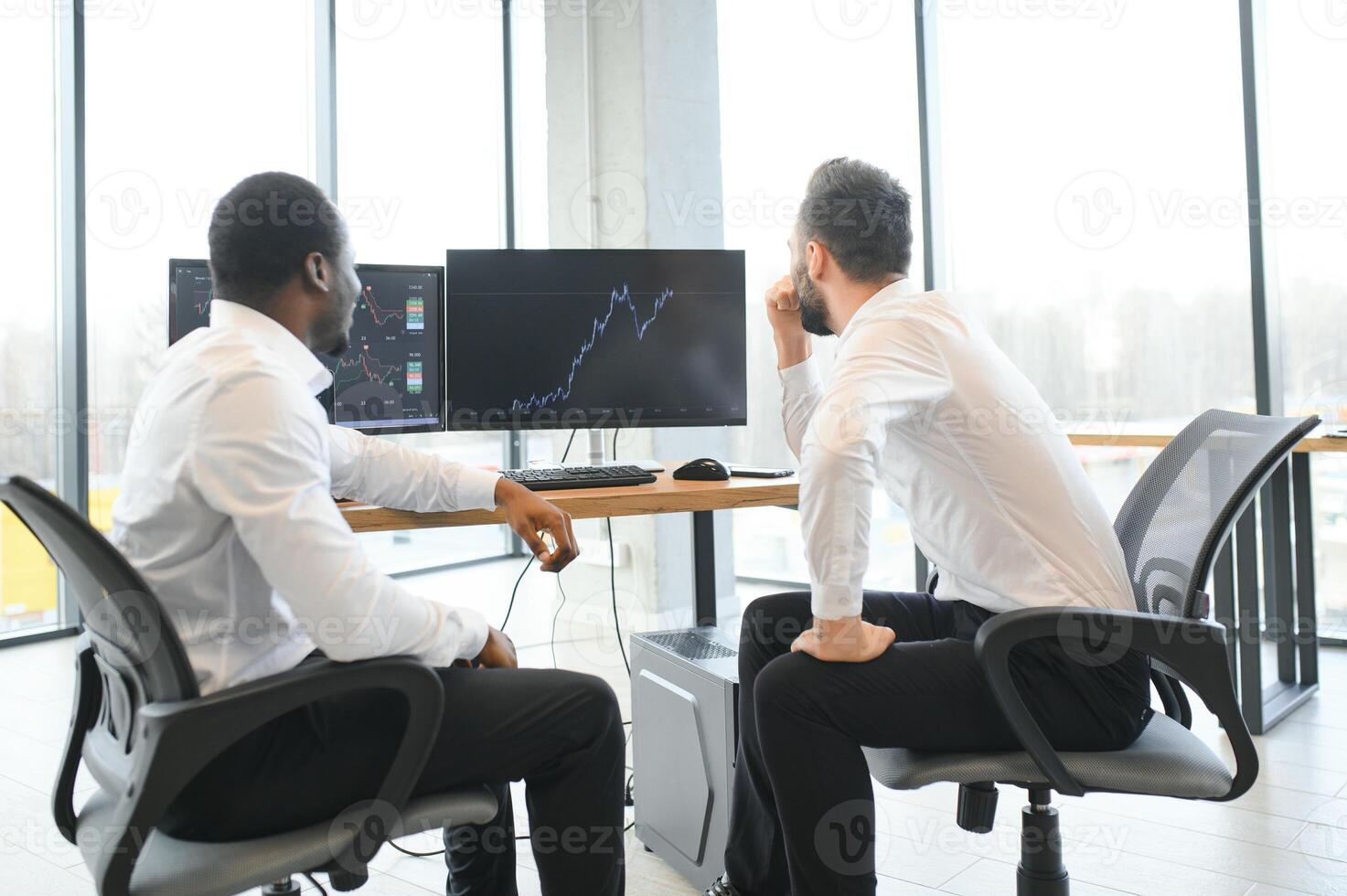 zwei zuversichtlich Geschäftsleute, finanziell Analysten oder Investition Berater Sitzung beim Büro Schreibtisch foto