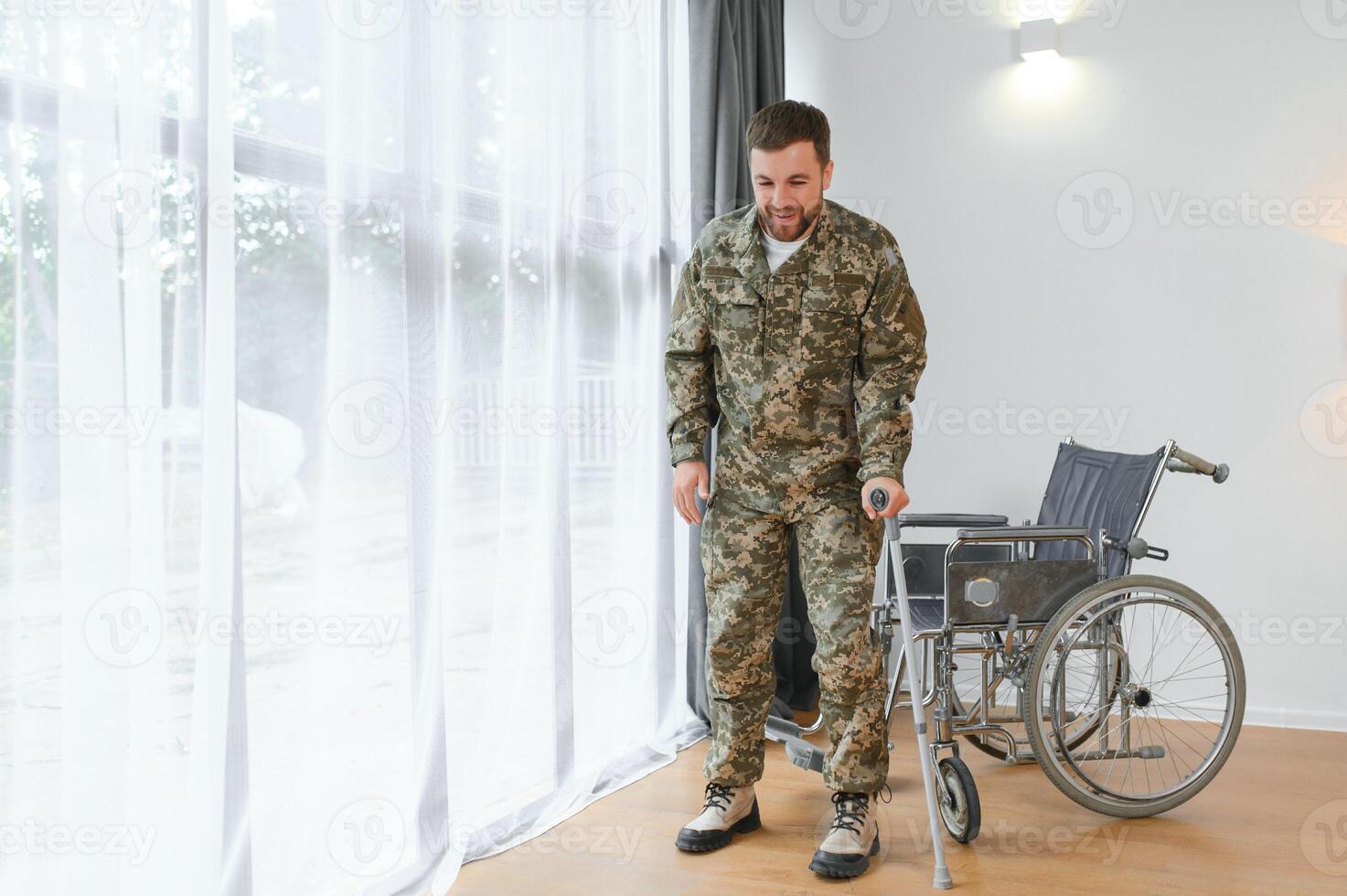 Soldat versuchen zu erhalten oben von das Rollstuhl. foto