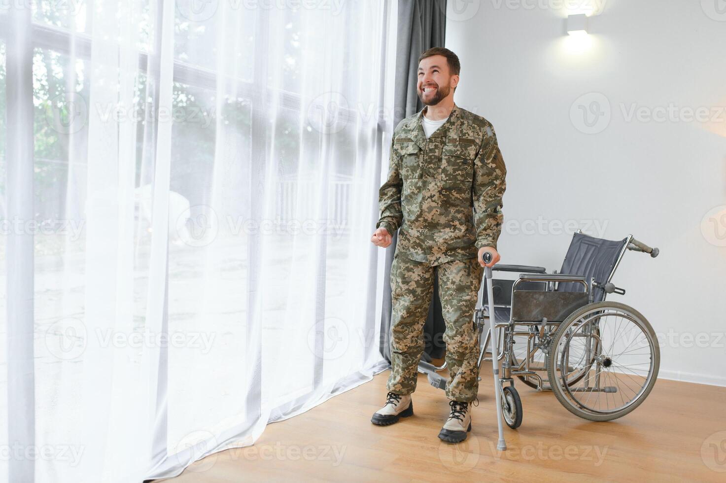 glücklich Soldat im Militär- Uniform bekommen oben von Rollstuhl. Konzept von Rehabilitation von Veteranen foto