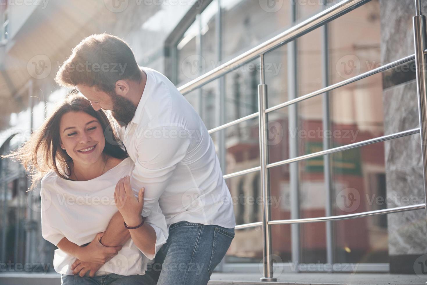 Porträt eines schönen jungen Paares, das zusammen lächelt foto