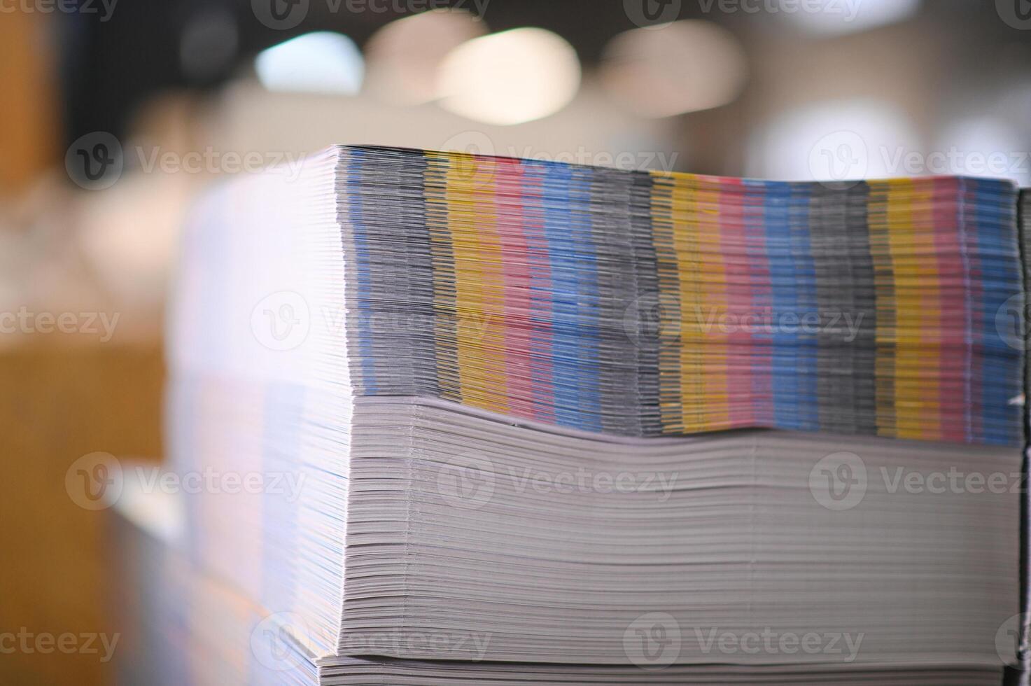 Papier Stapel im ein Abschluss, Mappe Bahnhof im ein Versatz Drucker foto