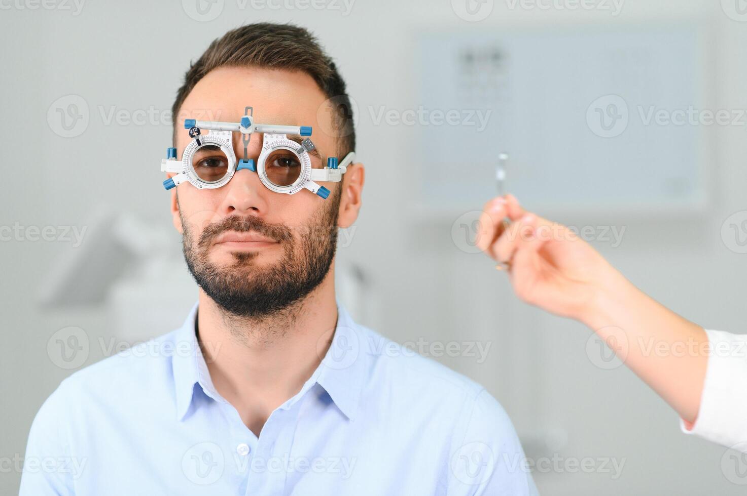 Mann Überprüfung oben Vision mit Besondere ophthalmisch Brille foto