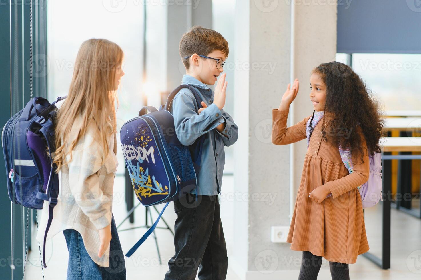 Gruppe von elementar Schule Kinder im ein Schule Gang foto