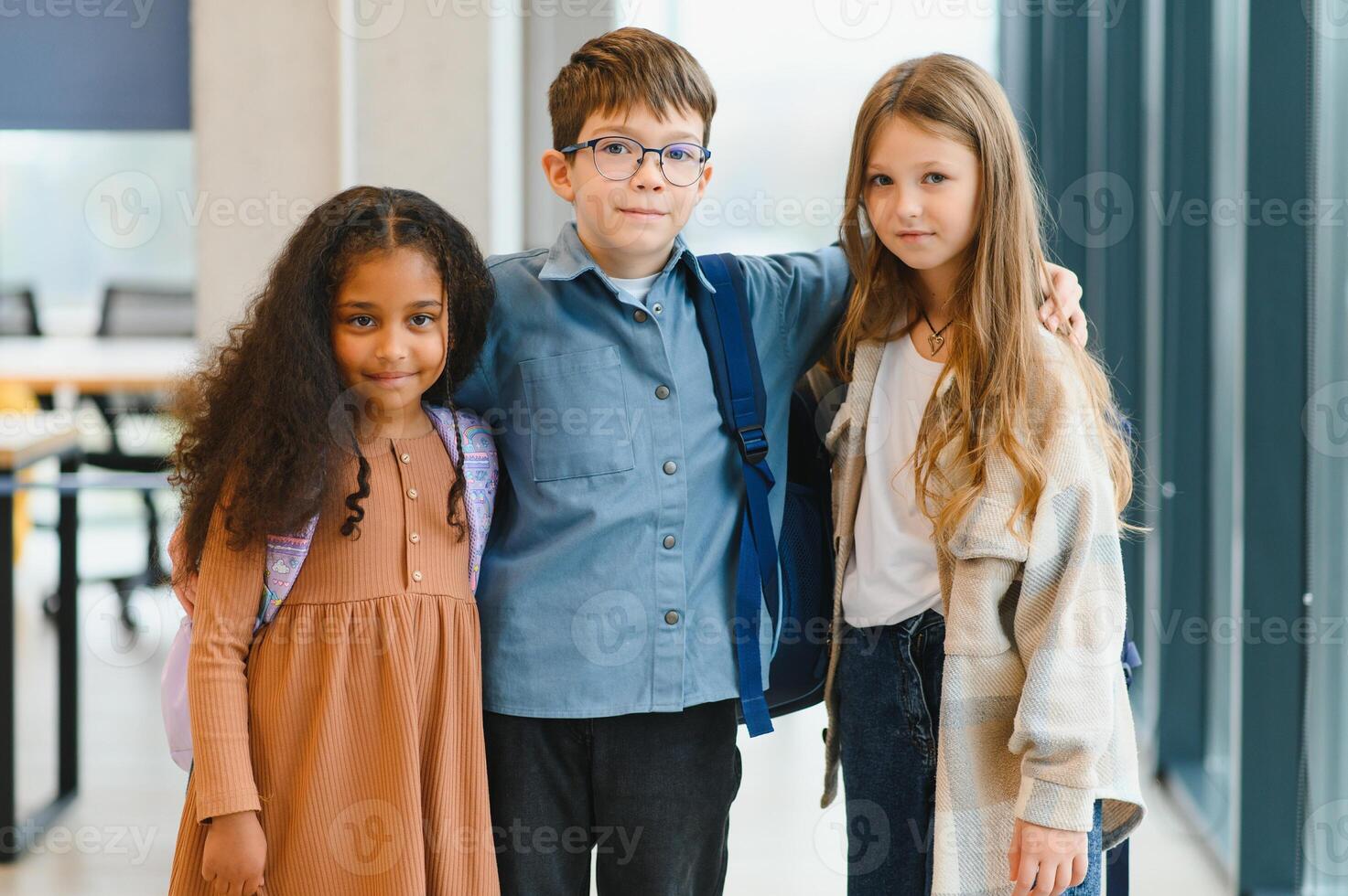 Gruppe von elementar Schule Kinder im ein Schule Gang foto