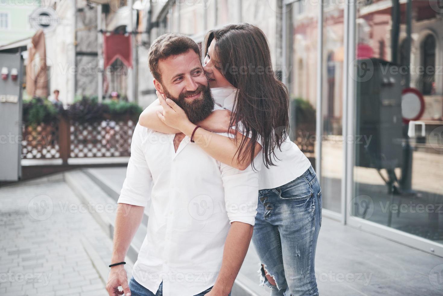 Porträt eines schönen jungen Paares, das zusammen lächelt foto