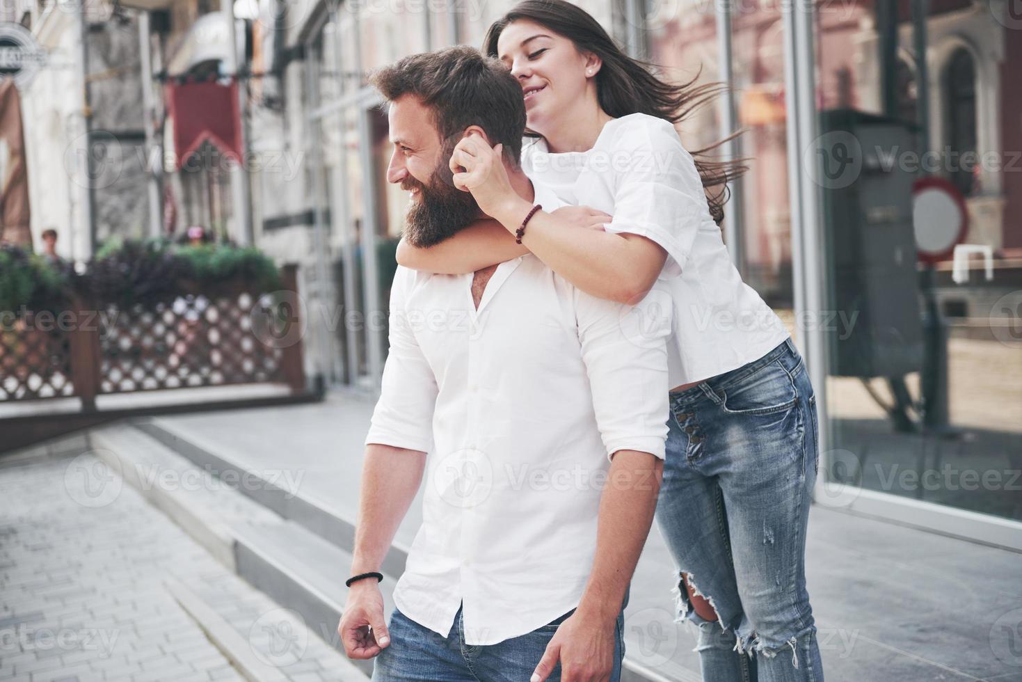 Porträt eines schönen jungen Paares, das zusammen lächelt foto