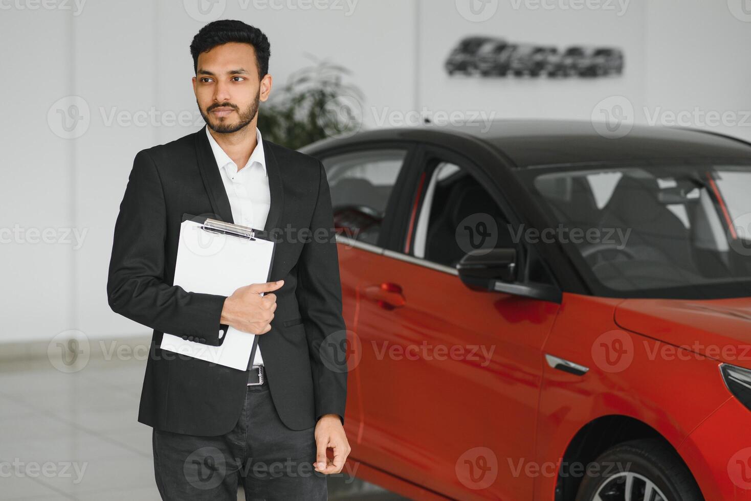 indisch heiter Auto Verkäufer beim Ausstellungsraum. foto