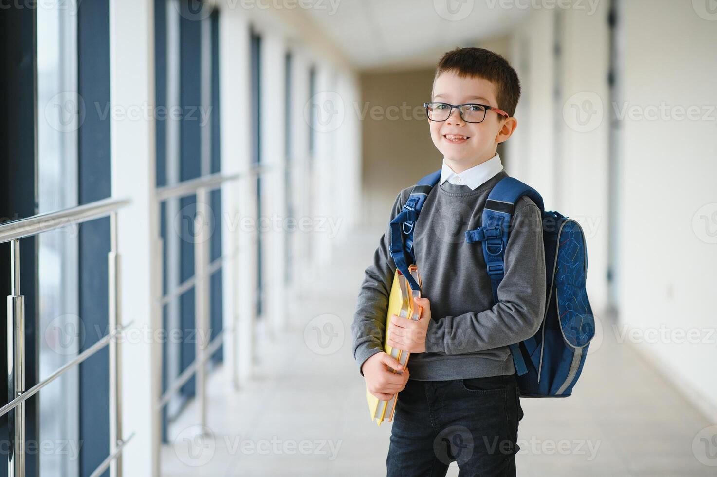 heiter lächelnd wenig Junge mit groß Rucksack haben Spaß. Schule Konzept. zurück zu Schule foto