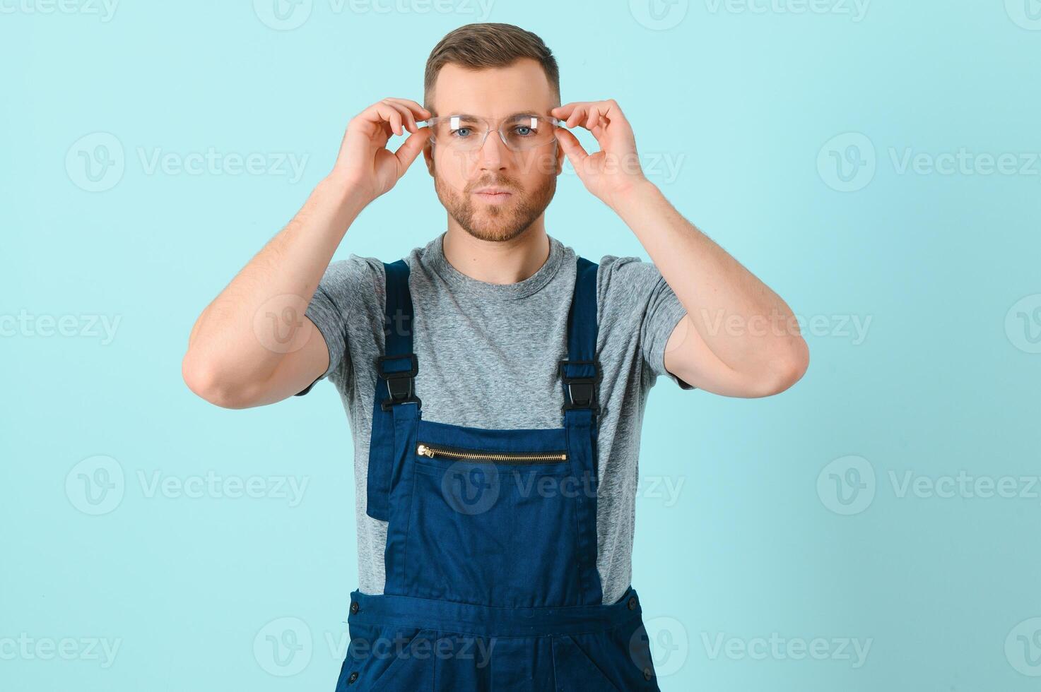 Porträt von ein freundlich Arbeiter. isoliert auf Blau foto