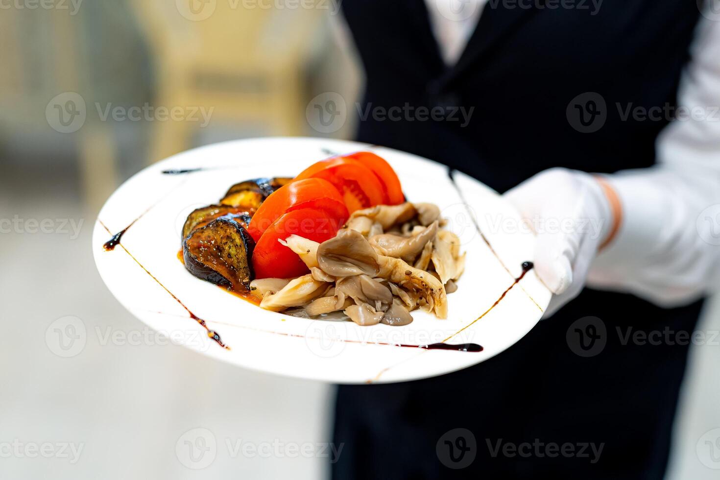 ein Person genießen ein köstlich Mahlzeit. ein Person halten ein Teller von Essen auf ein Tabelle foto