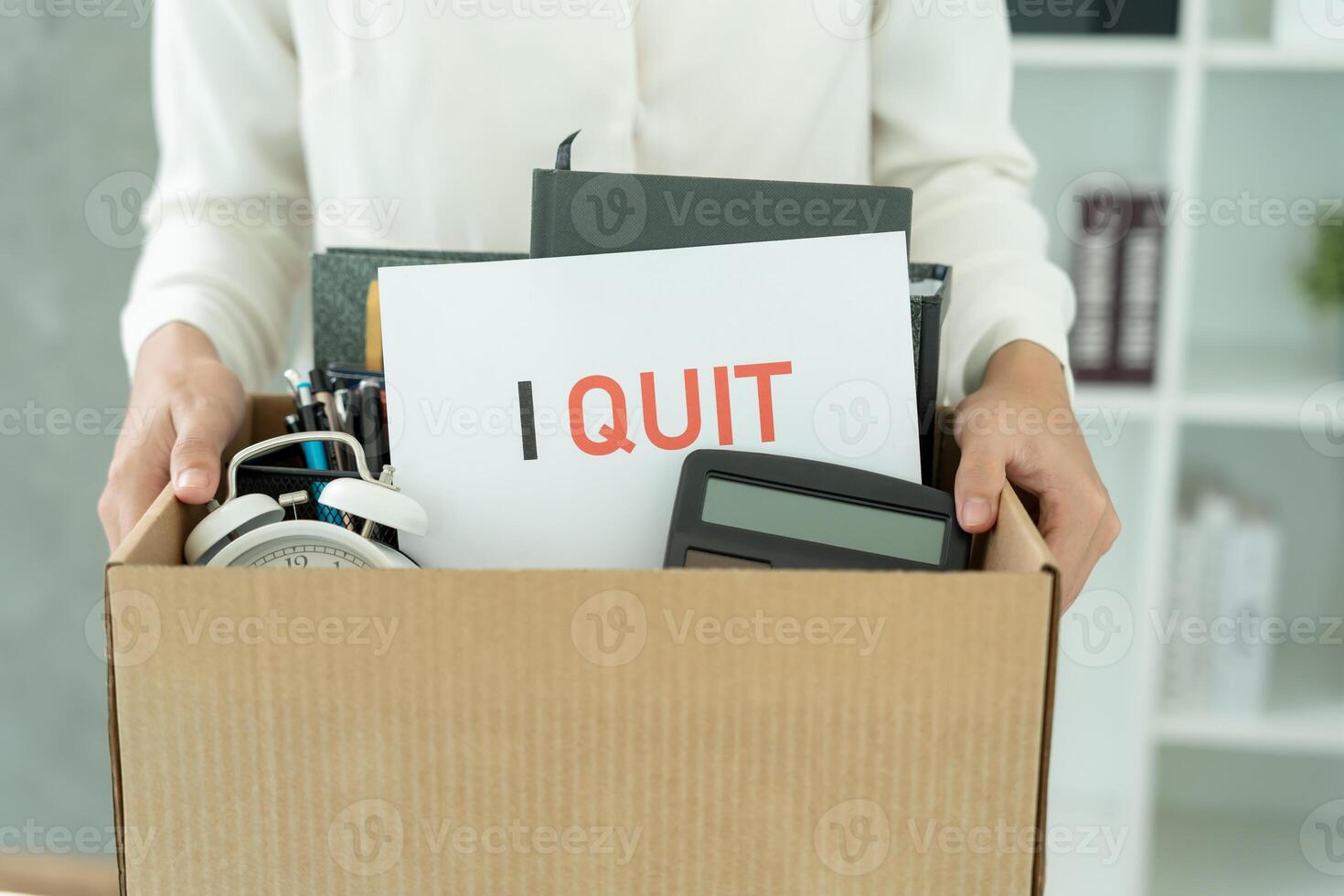 Rücktritt, verlassen, aufhören, stressig Geschäftsfrau werden zurücktreten von das Unternehmen. weiblich Mitarbeiter ist Heben ein braun Papier Box Das hält persönlich Artikel. , Job Platzierung und Stellenangebote, Rücktritt Brief foto