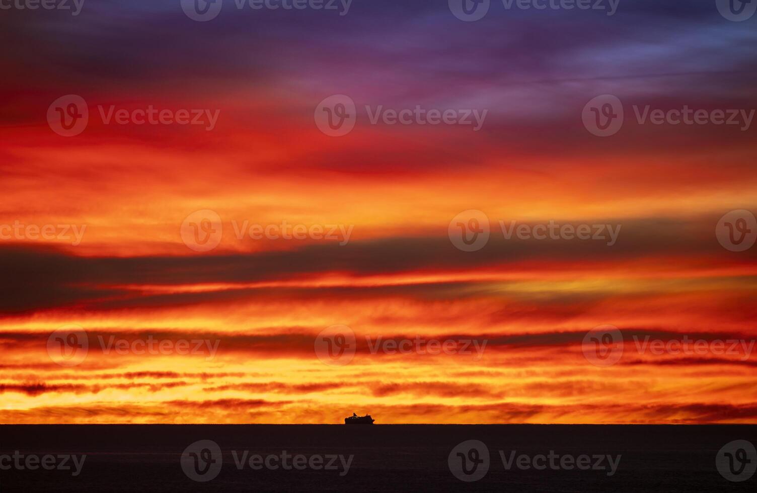 ein Sonnenuntergang Über das Meer mit ein Schiff im Silhouette foto