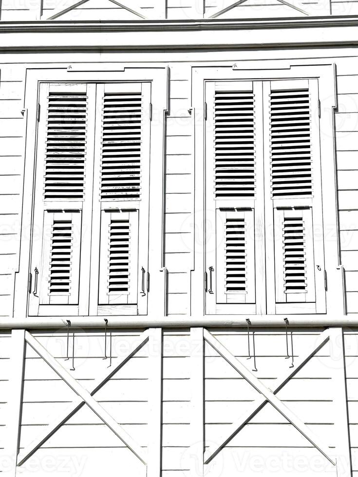 zwei Fenster mit Weiß hölzern Fensterläden Nahaufnahme. foto
