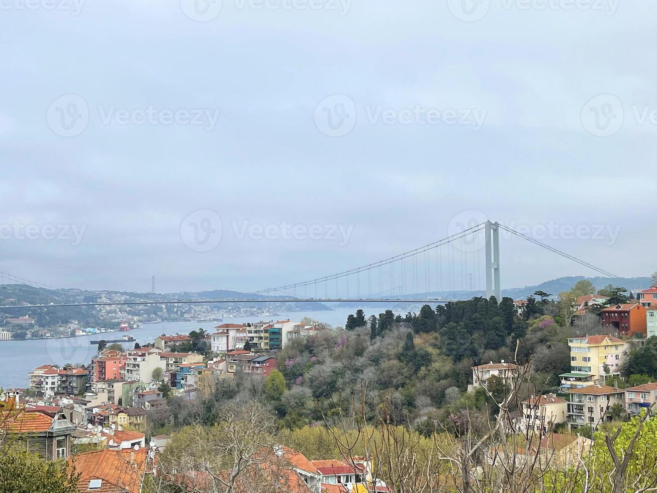 das Bosporus Brücke von das asiatisch Seite von Istanbul, Truthahn foto