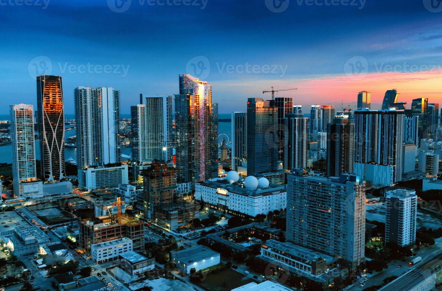 Antenne Aussicht von Miami Stadt beim Nacht von Gebäude oben. Erfassung das atemberaubend Antenne Nachtzeit Panorama von Miami Stadt, USA, von das oben von ein Gebäude. foto